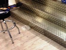 Habillage marches escalier magasin aluminium damier ép.1.5/2 mm