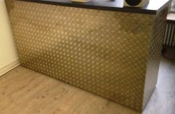 Habillage comptoir magasin aluminium damier ép.1.5/2 mm
